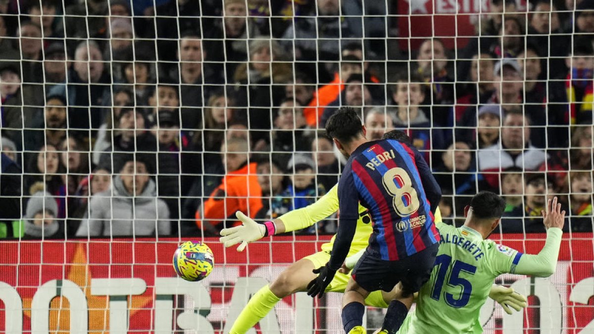 Pedri marca un gol contra el Getafe.