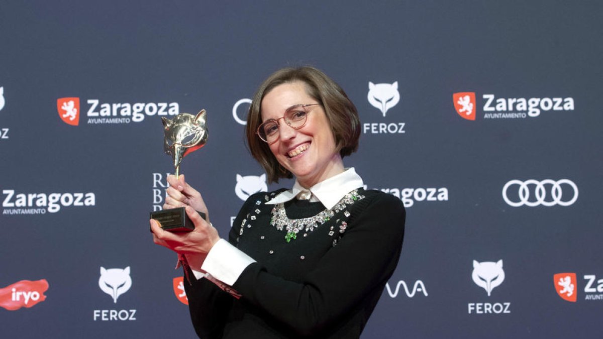 Carla Simón amb el premi Feroz a la millor direcció per 'Alcarràs'