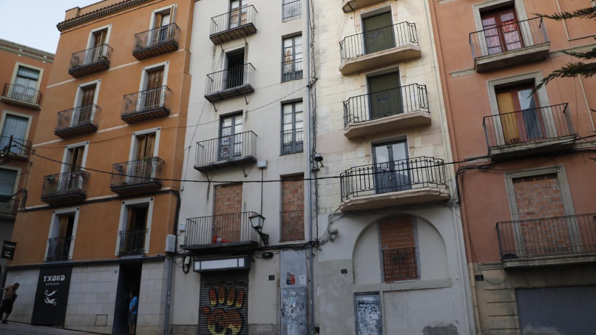 Los dos edificios están delante de uno de los accesos a los restos arqueológicos del barrio judío. 