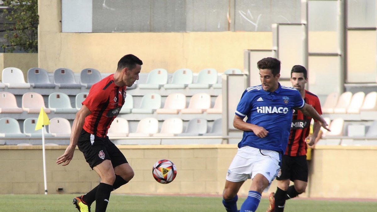 Campins pugna por un balón con un jugador del Reus, en una acción del partido de ayer.