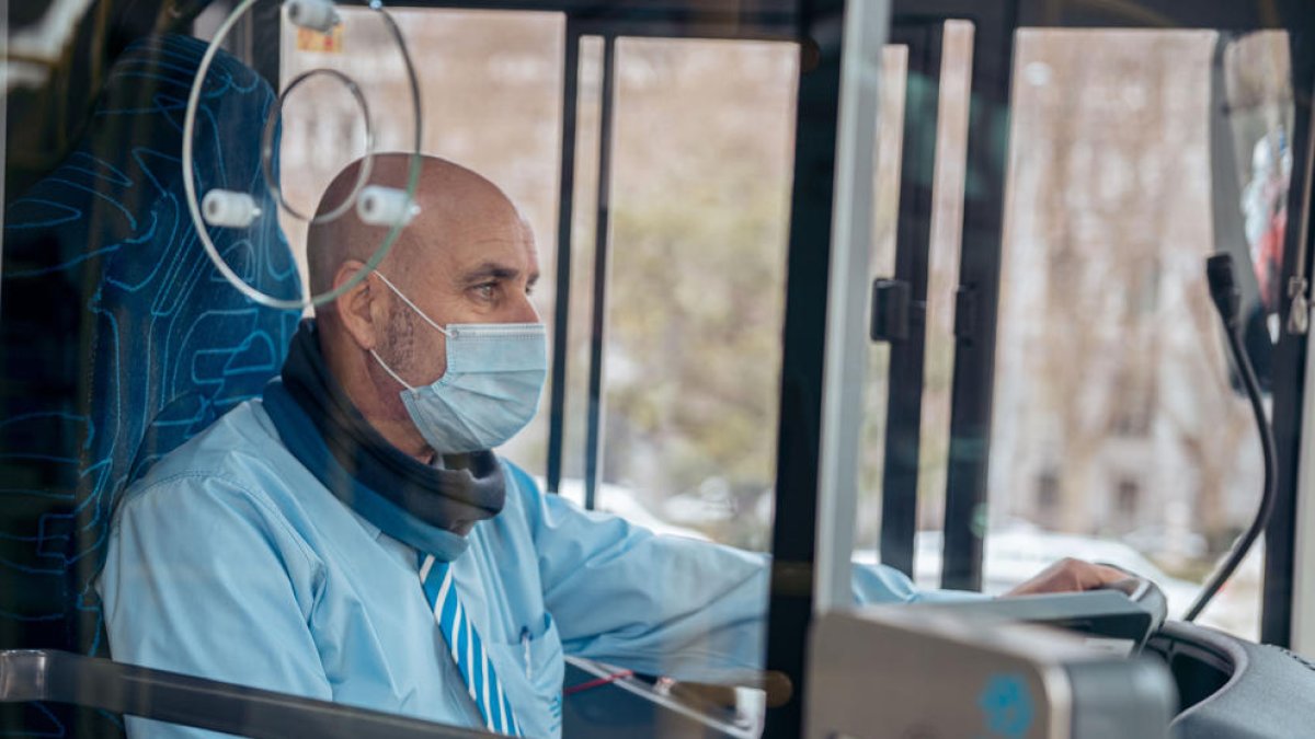 El conductor d'un autobús, amb mascareta aquest dimarts.