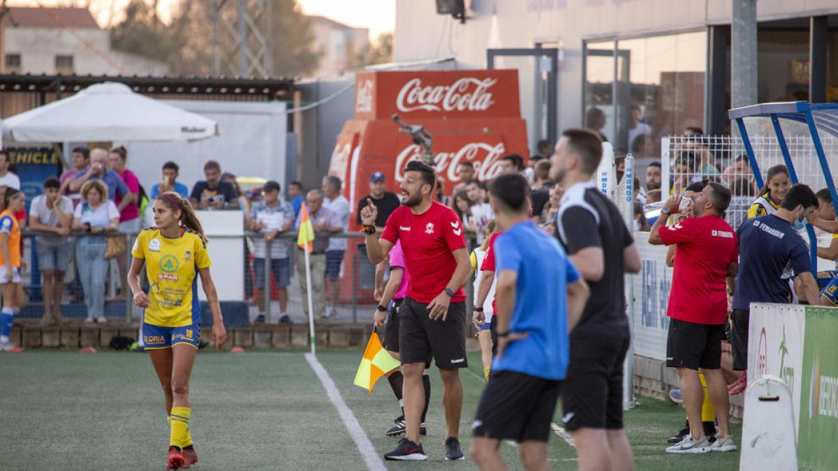 Rubén López dirigiendo al Femarguín en el Recasens, con su antecesor, Cobacho, en primer término.