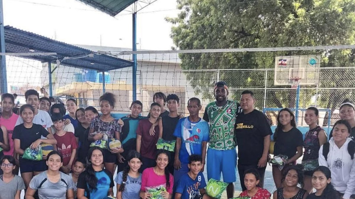 Eddy Herrera, amb alguns dels jugadors de la base del club Leonel Montiel, de Veneçuela.