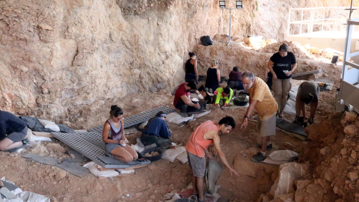 Estudiants treballant al jaciment arqueològic de la Roca dels Bous, a Sant Llorenç de Montgai.