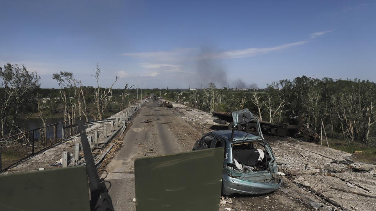 Un blindat recorre els voltants devastats de Severodonetsk, a l’est d’Ucraïna.