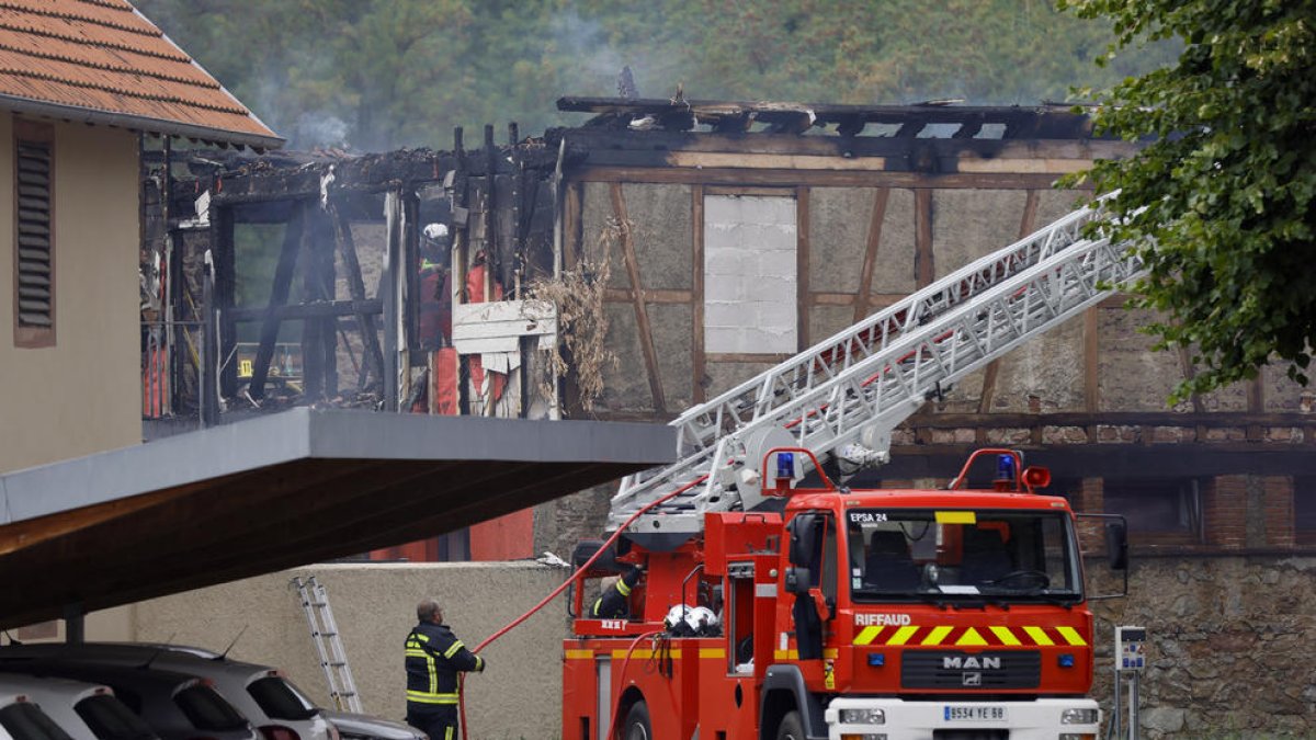 Los bomberos tratan de controlar el incendio en un albergue en el este de Francia.