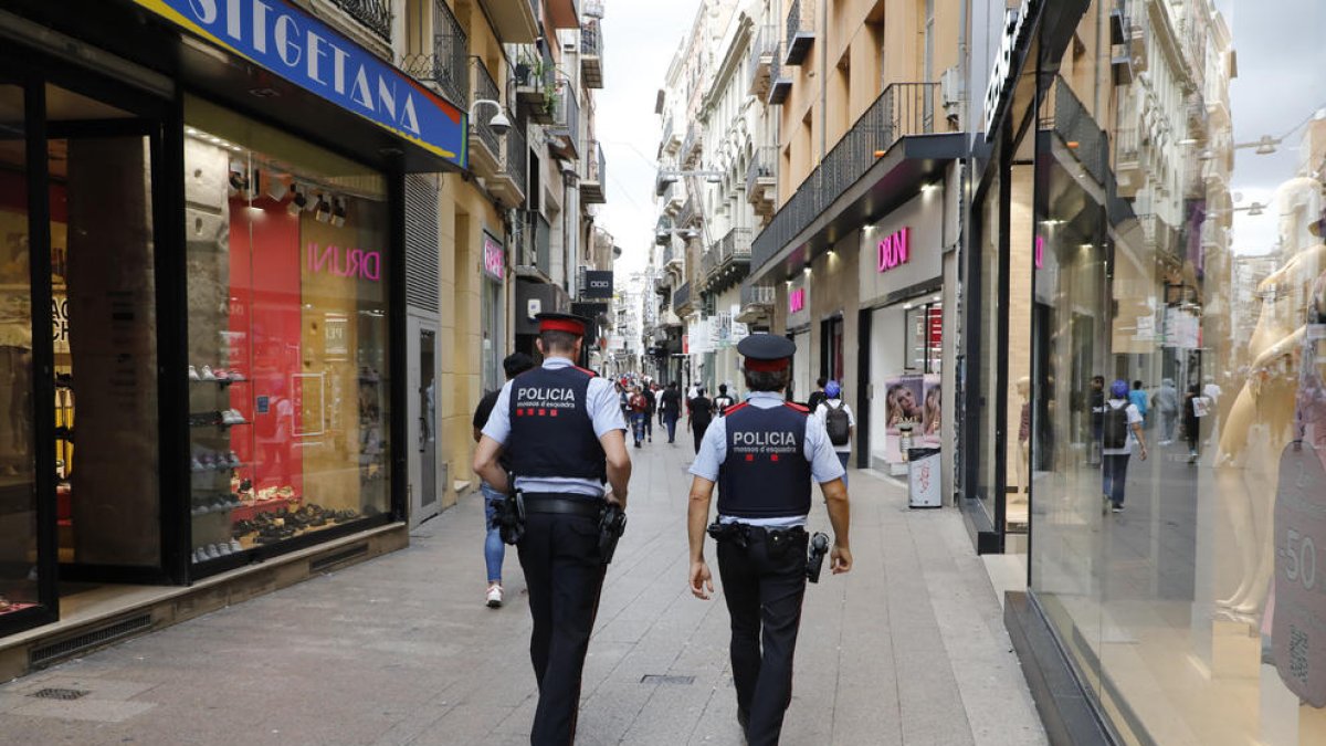 Dos agentes de los Mossos d’Esquadra patrullando ayer por la tarde en el Eix Comercial, zona donde se registran gran parte de los hurtos. 
