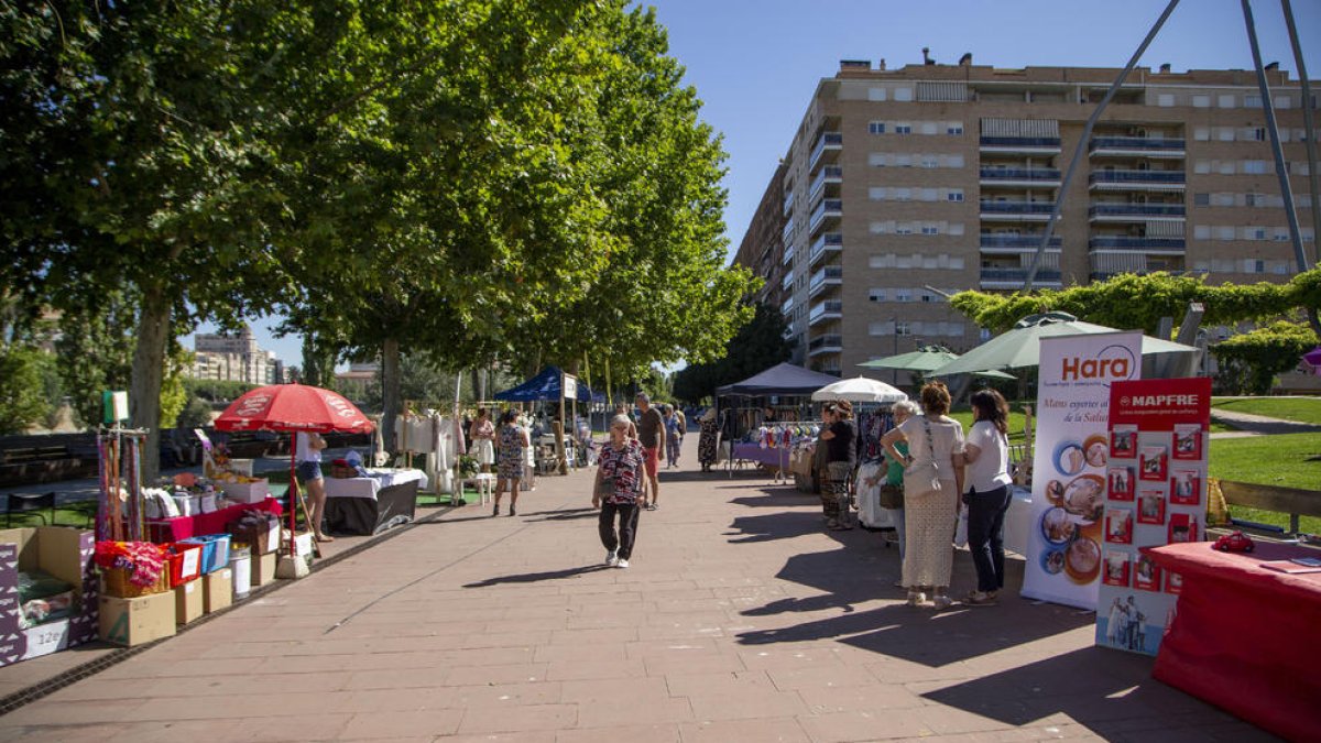 La plaza Blas Infante se convirtió ayer en el centro de la actividad comercial de Cappont con 14 paradas. 