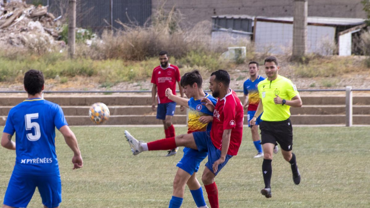 Una disputa de balón entre  jugadores de Tornabous y Andorra B. 