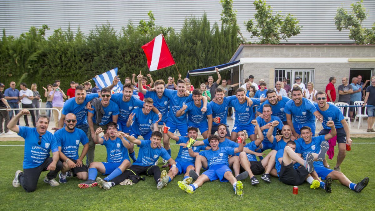 La plantilla de l’Artesa de Lleida celebra a la mateixa gespa l’històric ascens a Primera Catalana.