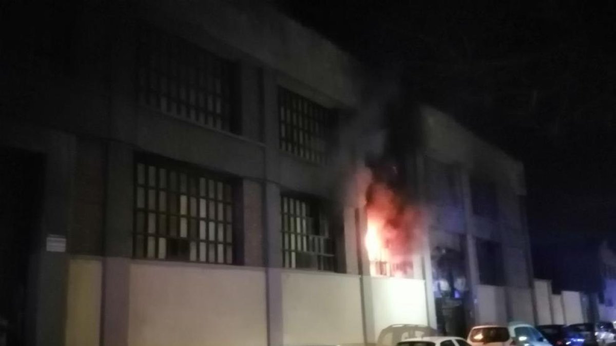L'incendi s'ha declarat en una antiga fàbrica de galetes del barri de Pardinyes.