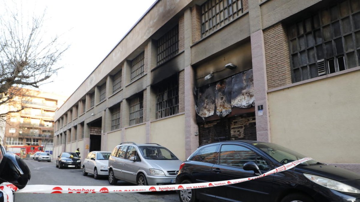 Desperfectos de la nave abandonada al barrio de Pardinyes de Lleida