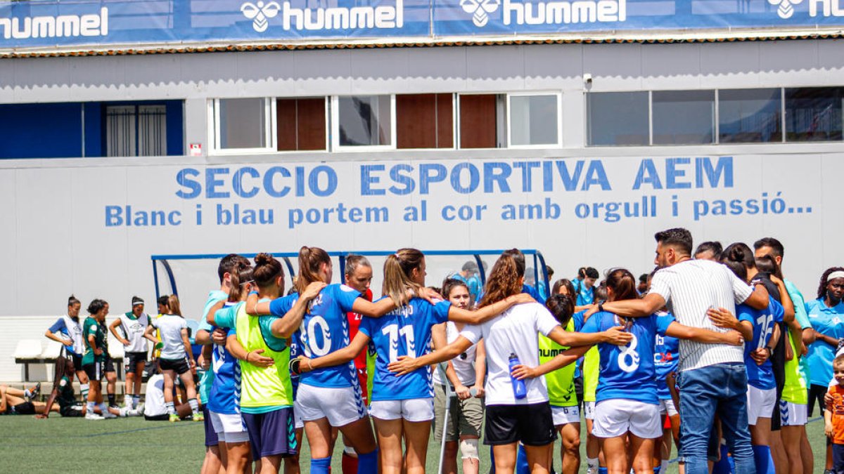 La pinya de les jugadores a l'acabar el partit