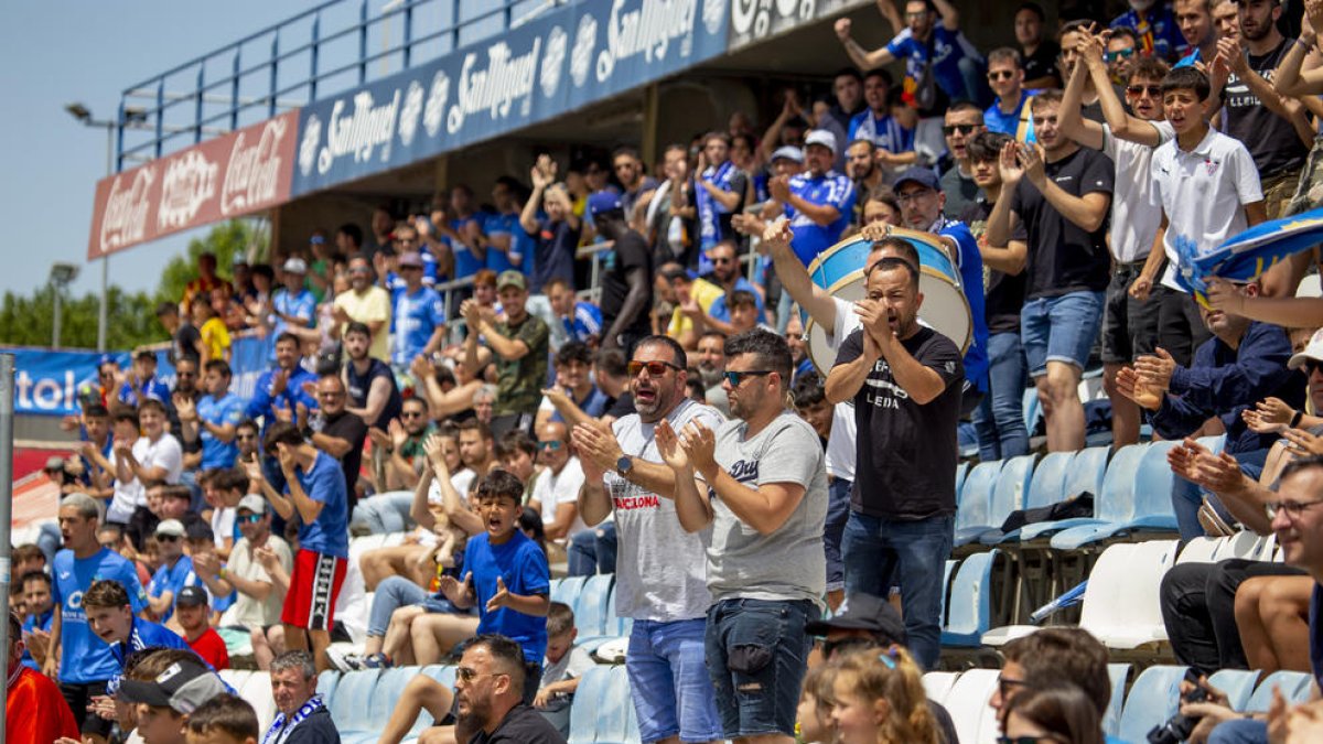 La afición congregada en la tribuna baja celebra la buena actuación del equipo.