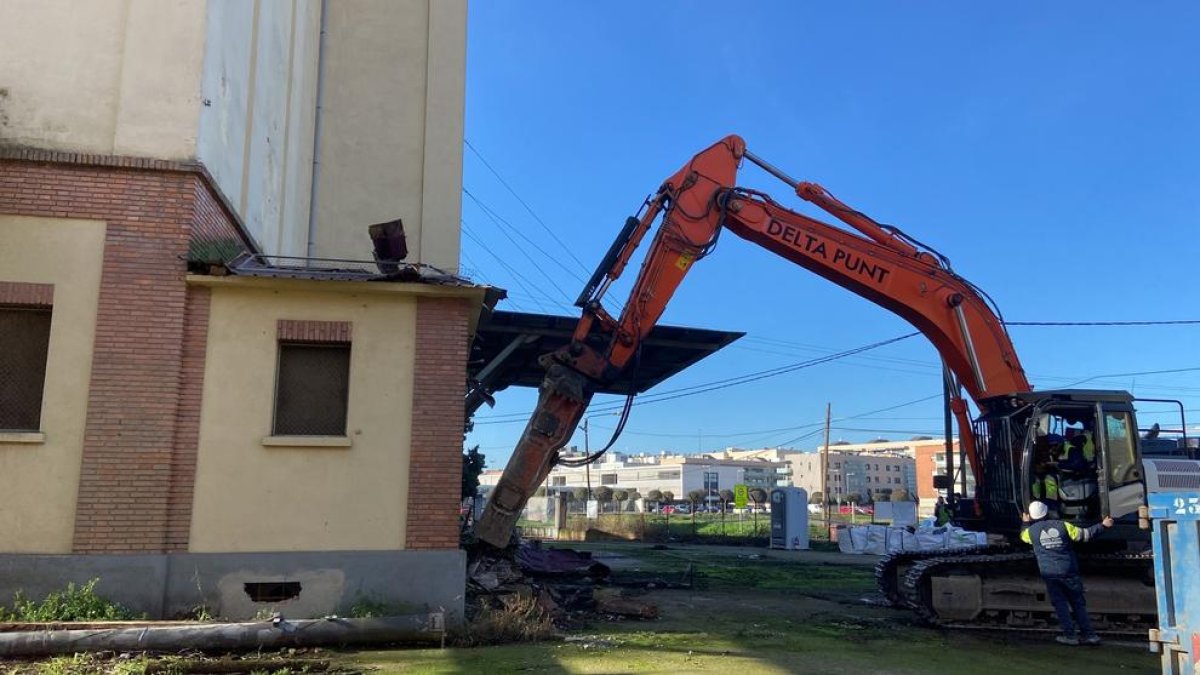 El inicio de los trabajos de derribo de los silos de Pardinyes.