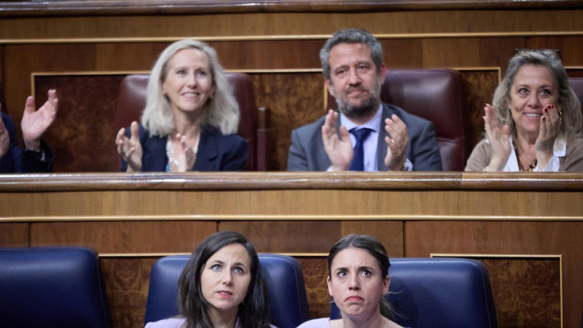 La ministra Ione Belarra junto a la impulsora de la ley del ‘sí es sí’, Irene Montero, el 20 de abril.