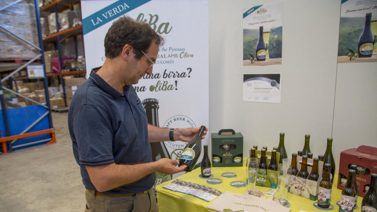 Iván Caelles, CEO d’Oliba Green Beer, mostra els seus productes a les instal·lacions de Torrefarrera.