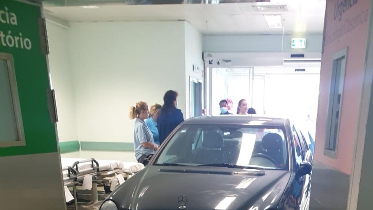 El vehicle a l'interior de l'hospital de Cascais.