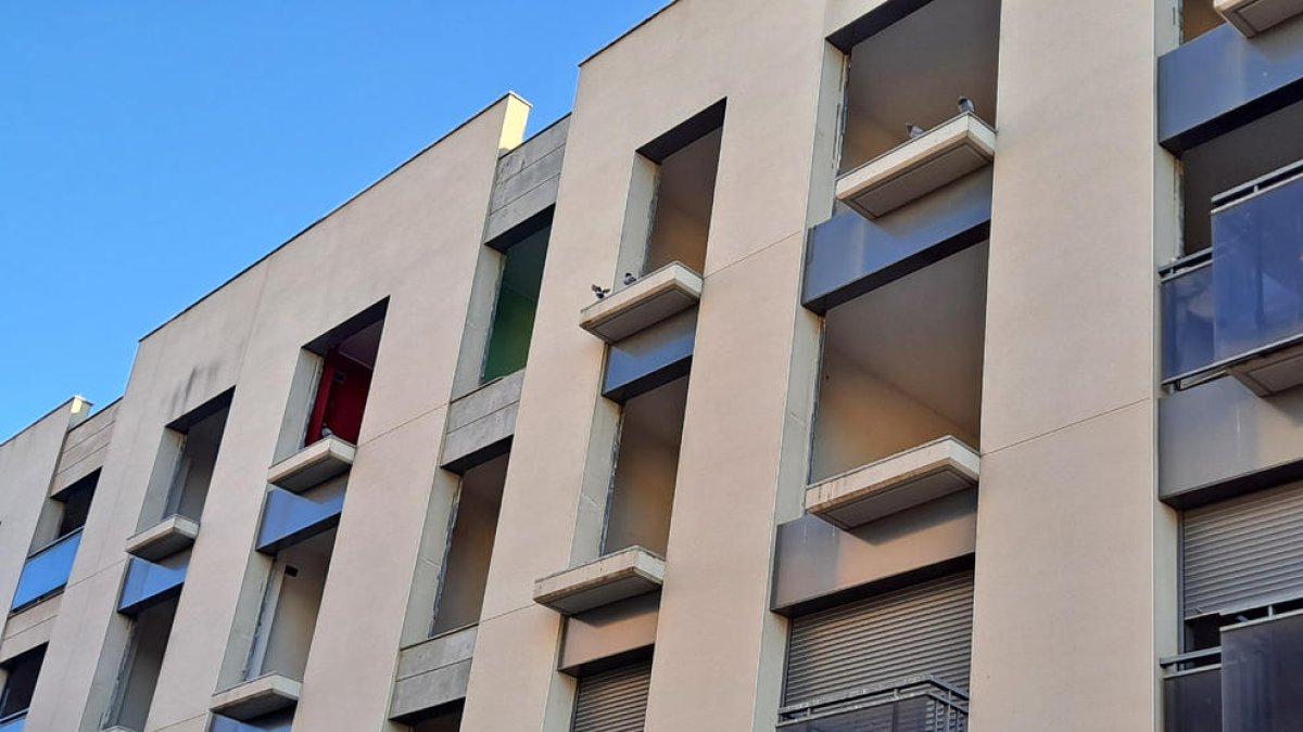 Aquest bloc d’habitatges buit del carrer Sant Martí és un dels “advertits” per la Paeria.