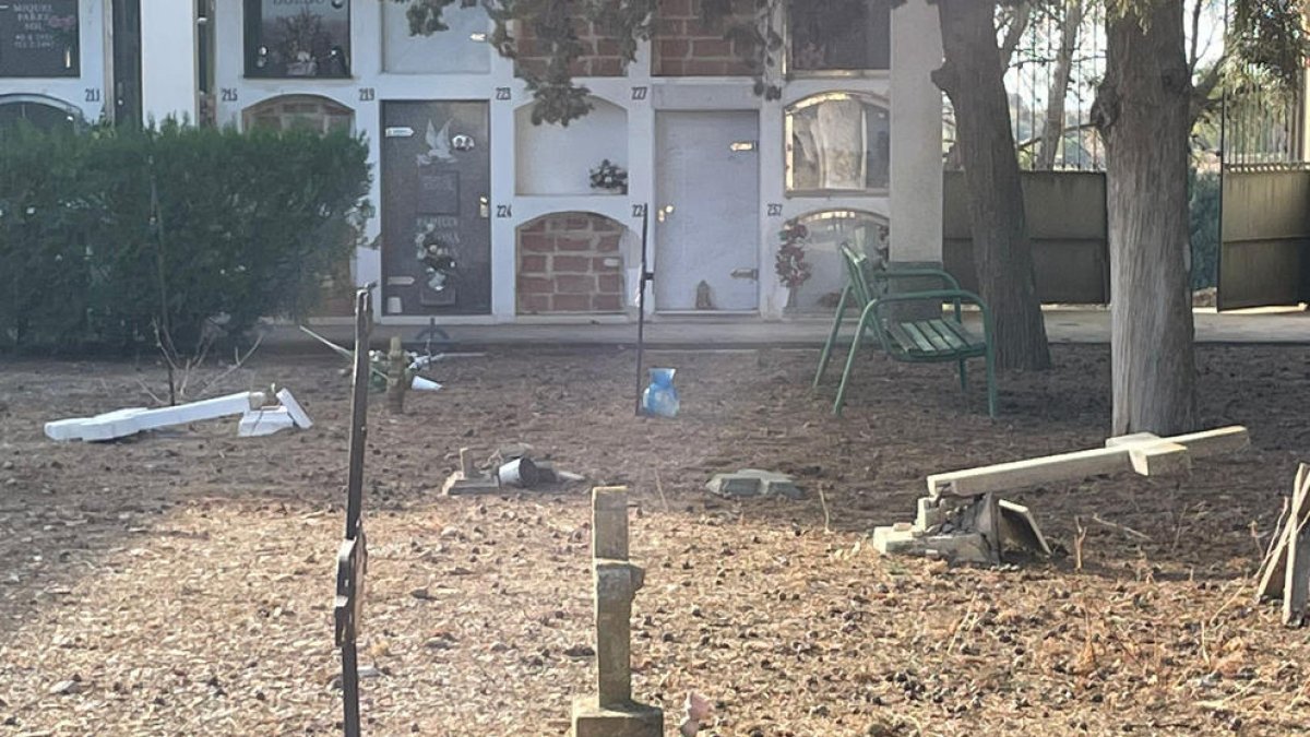 Algunas de las cruces con daños en el cementerio de Penelles. 