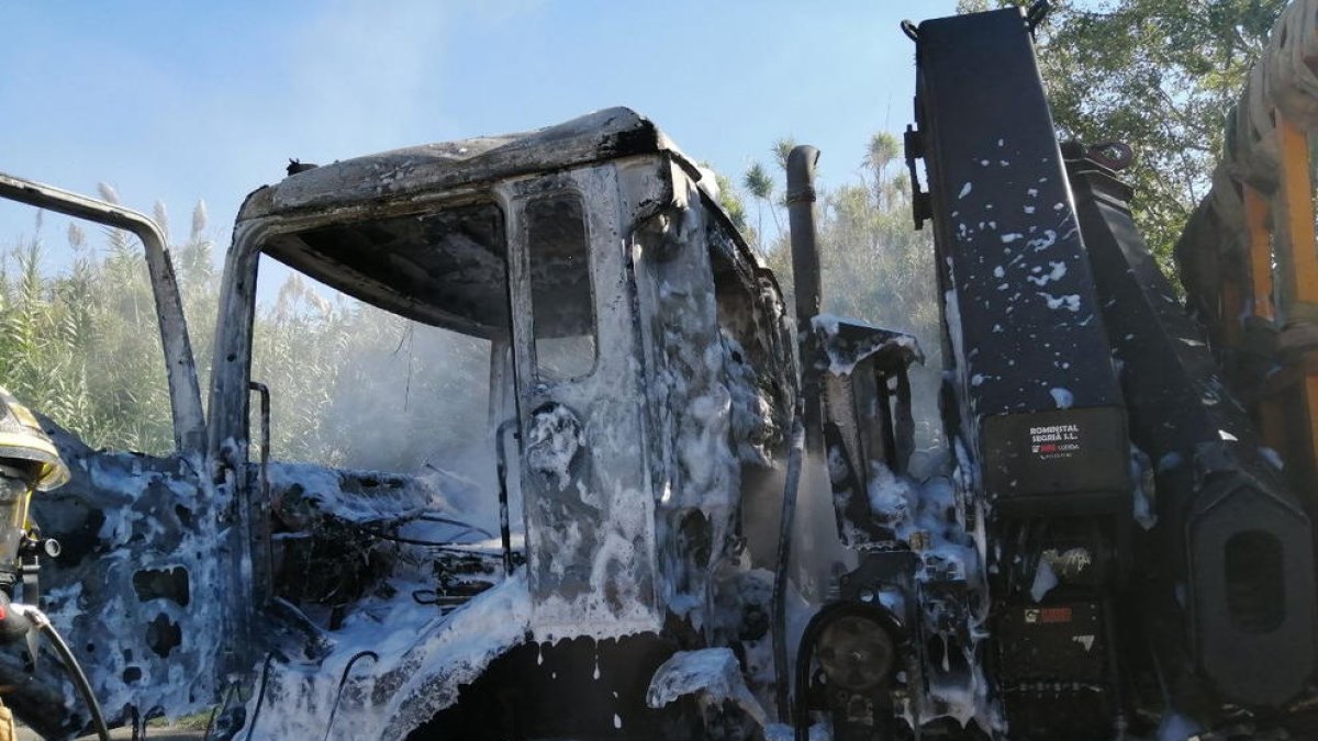 El foc es va originar a la cabina, que va quedar calcinada.