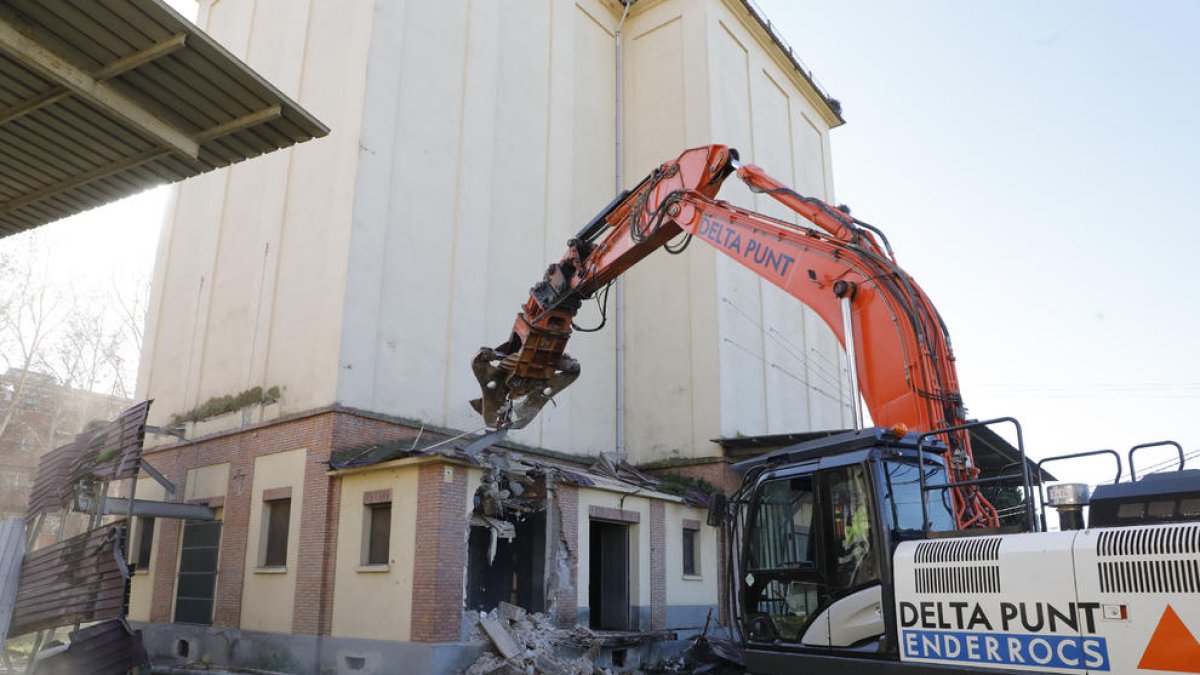 La máquina que ayer derribó parte de uno de los silos de Pardinyes.