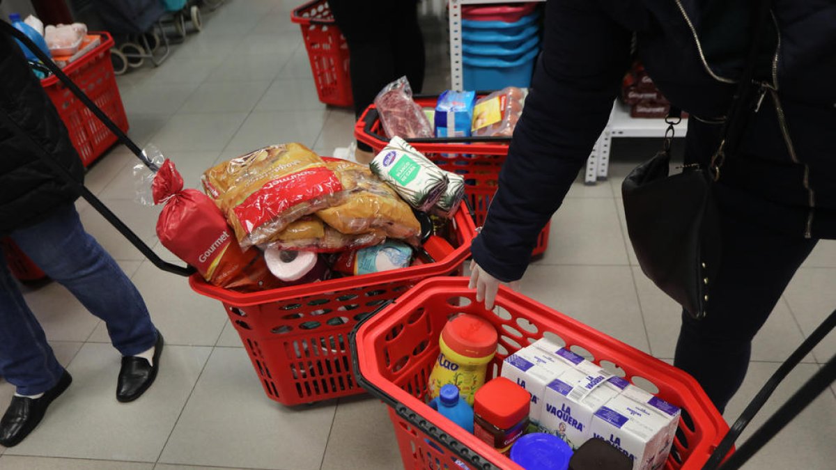 Los consumidores cada vez comparan más los precios entre supermercados para hacer la compra.