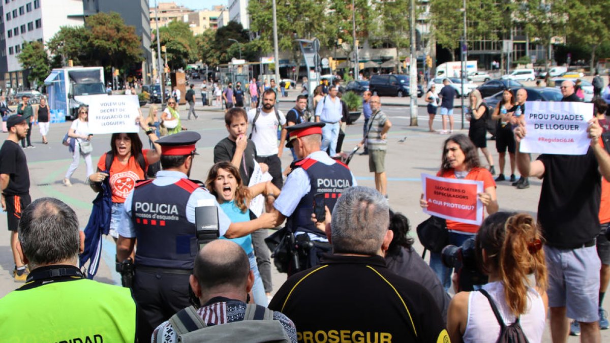 Regulació - El Sindicat de Llogaters va irrompre ahir en un acte de la ministra de Transport, Raquel Sánchez, a l’estació de Sants de Barcelona per reclamar un decret d’urgència per regular els lloguers i acabar amb les pujades de preu abus ...
