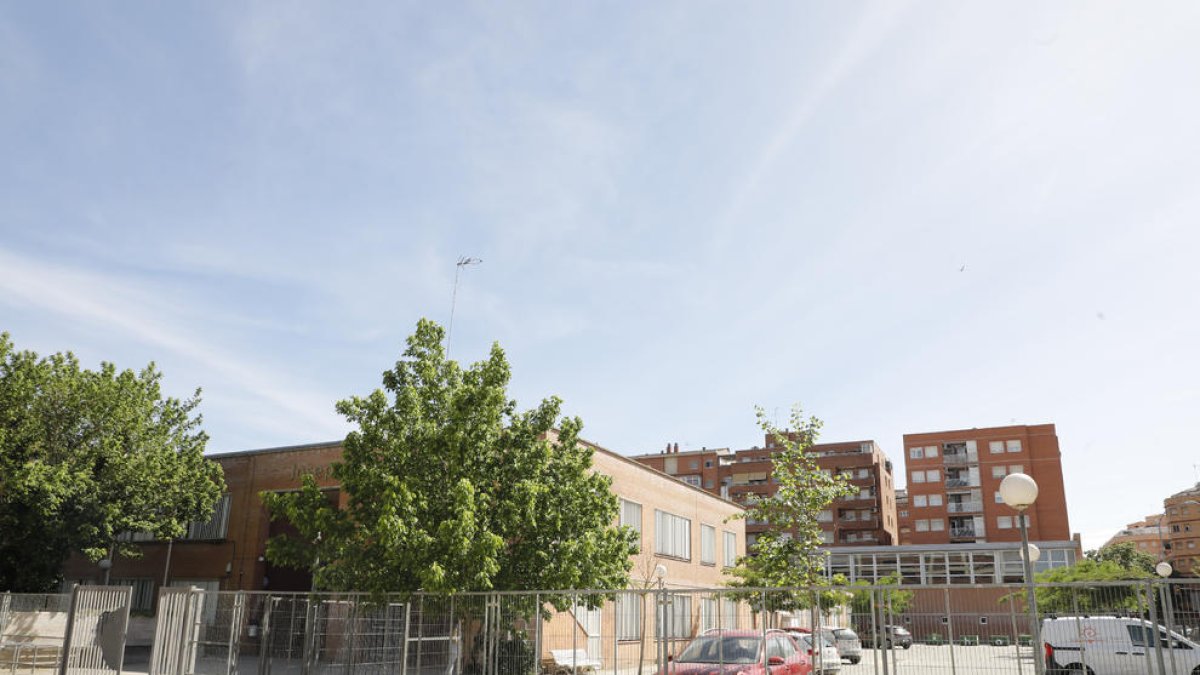 La primera fase de ampliación del instituto se edificará en parte de este parking.