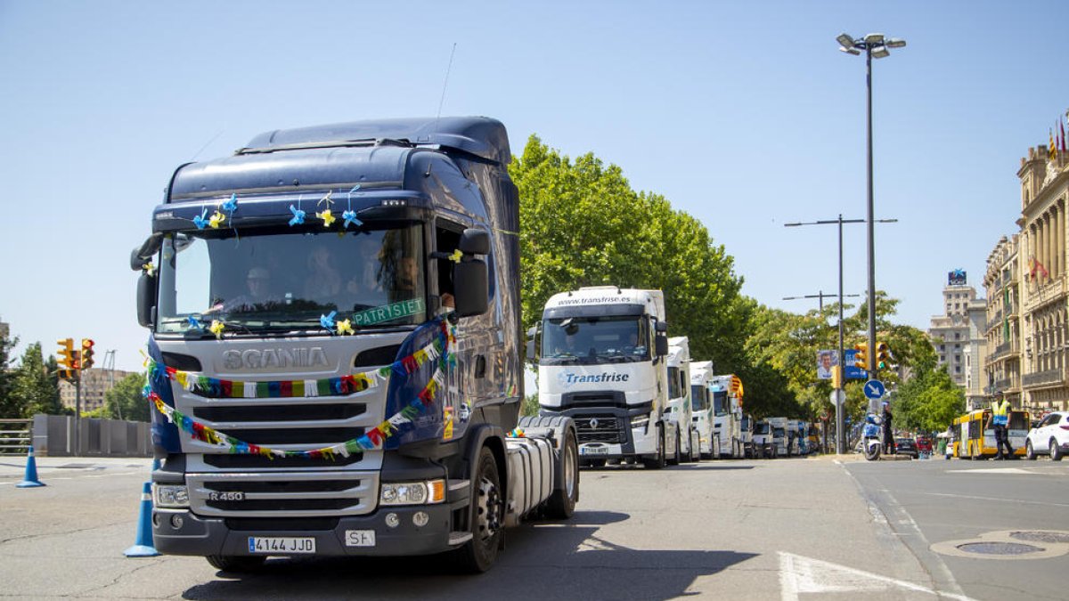 Desfilada de camions ahir pel centre de Lleida.