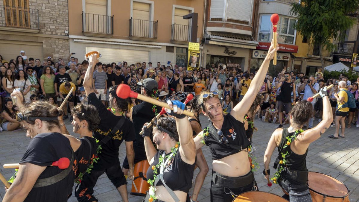 Grups vinguts de diversos municipis catalans es van sumar ahir als locals per disfrutar del Carnaval de Secà a Cervera.