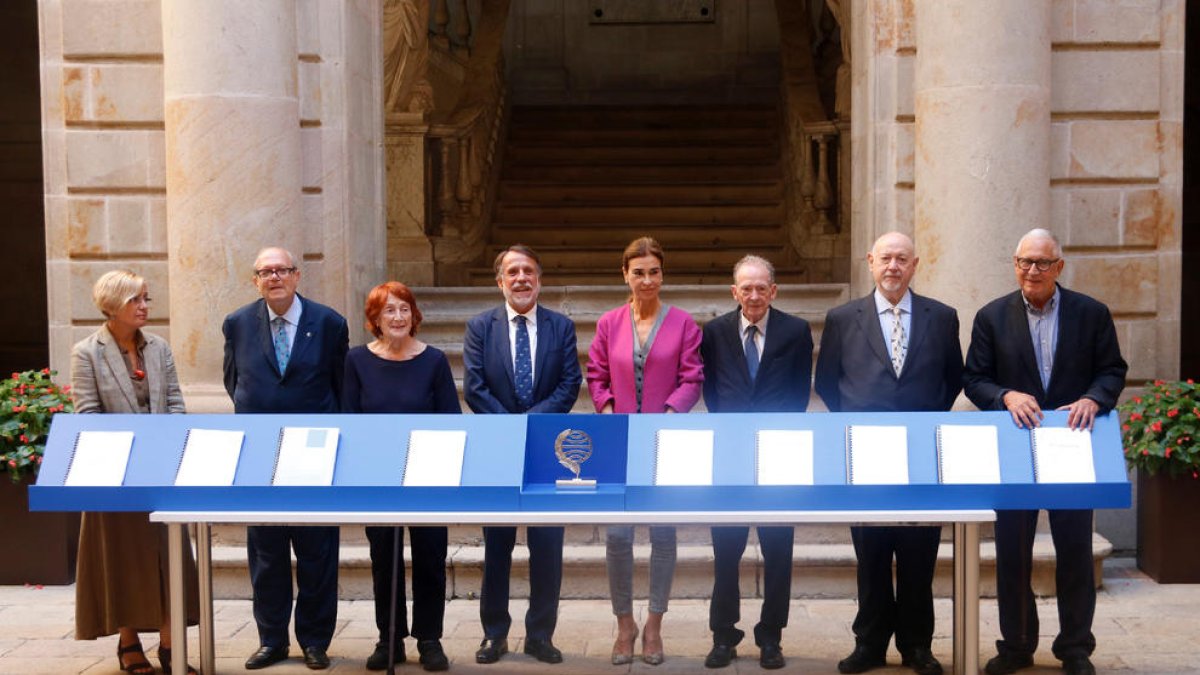 El presidente del grupo Planeta y los miembros del jurado.