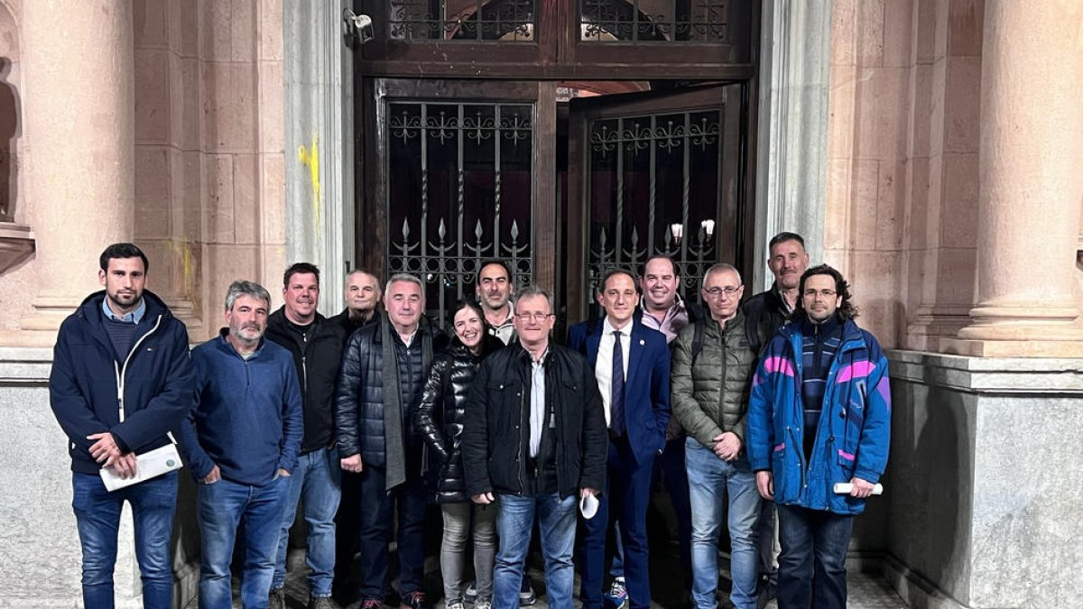 Imatge dels assistents a la reunió d'ahir a la subdelegació del govern espanyol.