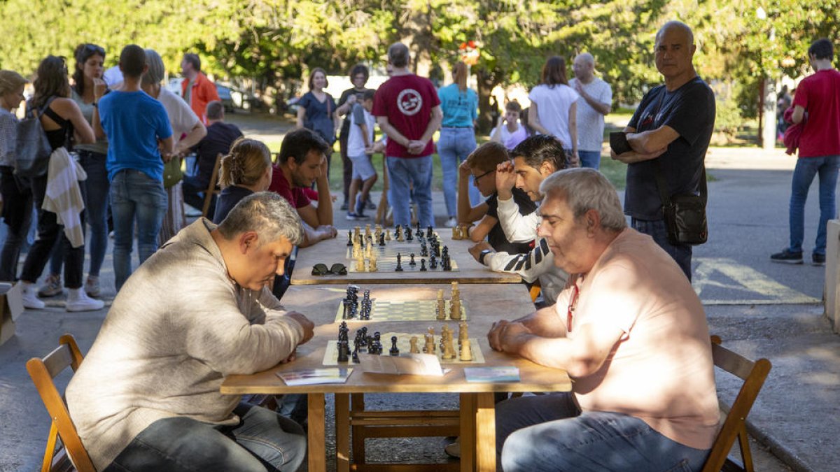 Tarda de jocs ahir als jardins de l’hospital Santa Maria de Lleida.