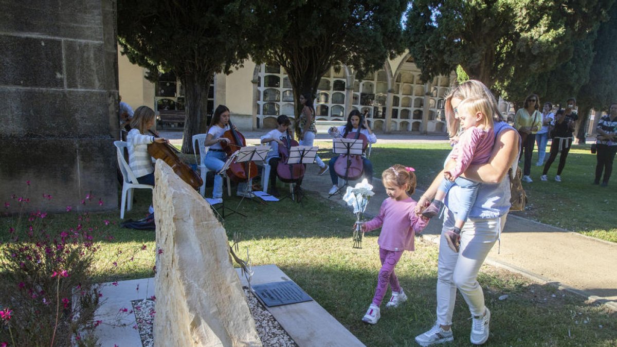 Una de les famílies que van participar ahir en l’ofrena floral a l’Espai Empremtes de Tàrrega.