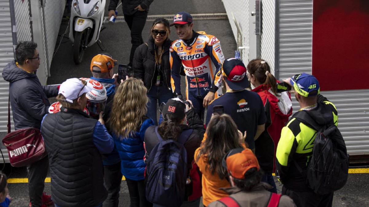 Marc posa con aficionados en el paddock del circuito de Phillip Island.