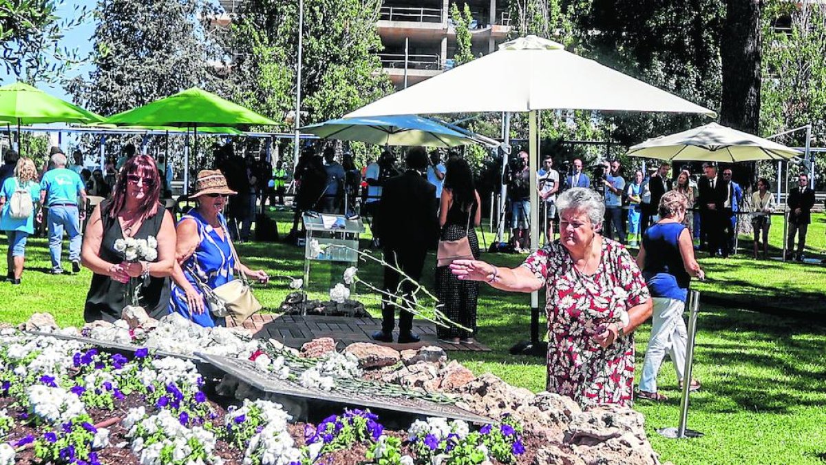 El parque Juan Carlos I de Madrid acogió ayer una ofrenda floral.