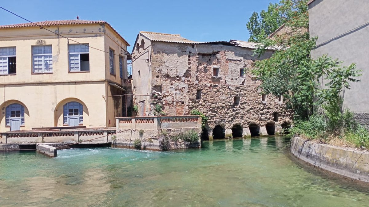 El Molí Fariner d’Alfarràs, a la dreta.