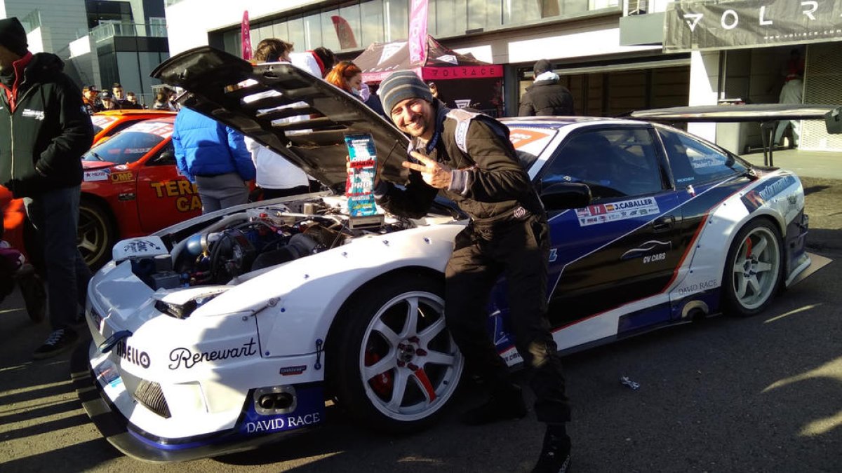 Joan Caballer posa con el trofeo y el coche.