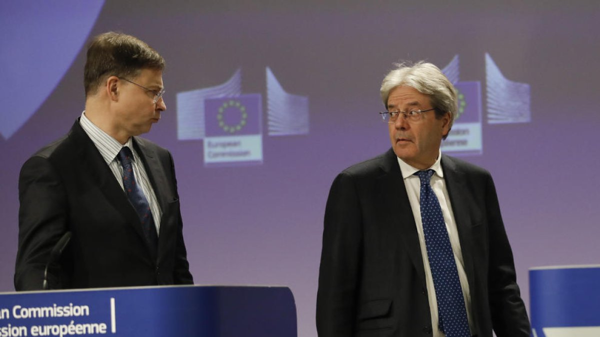 El vicepresident econòmic, Valdis Dombrovskis, i el comissari d’Economia, Paolo Gentiloni, ahir.