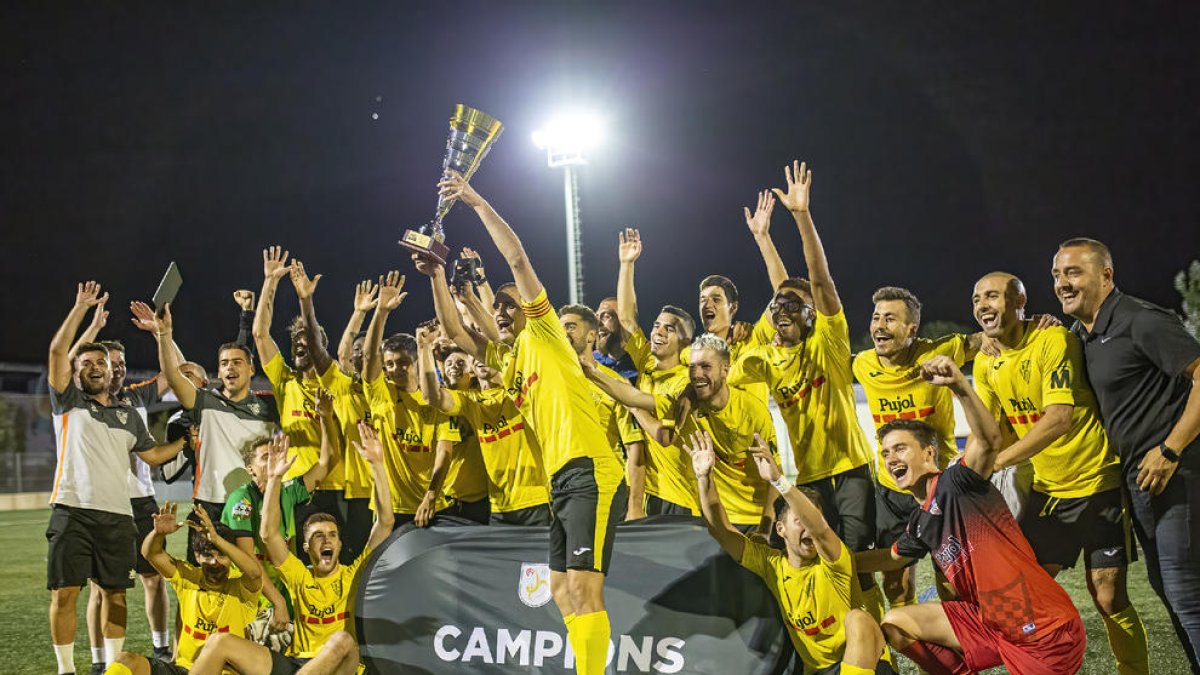 Els jugadors del Mollerussa, amb el trofeu de Copa Lleida que van aconseguir al superar ahir l’Atlètic Lleida.