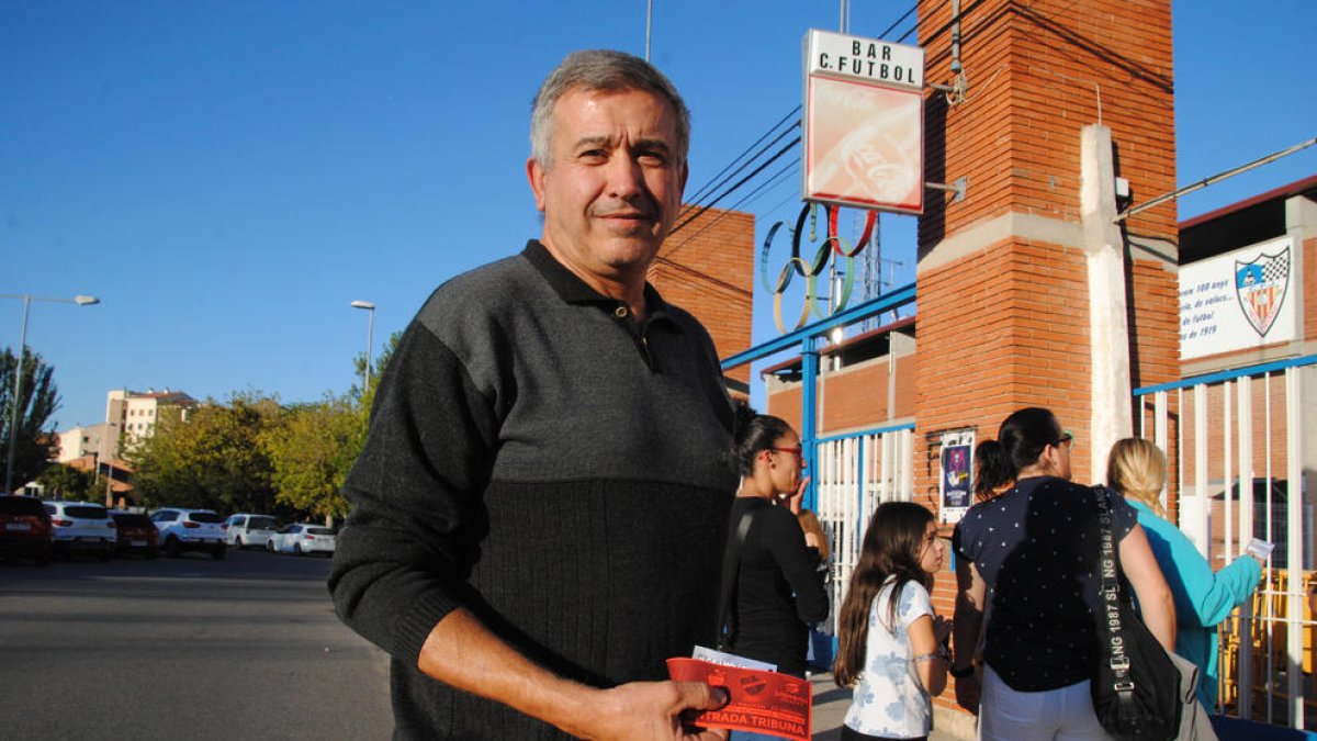 Un aficionat del Mollerussa, amb l’entrada per al partit de Copa del Rei de dimecres vinent.