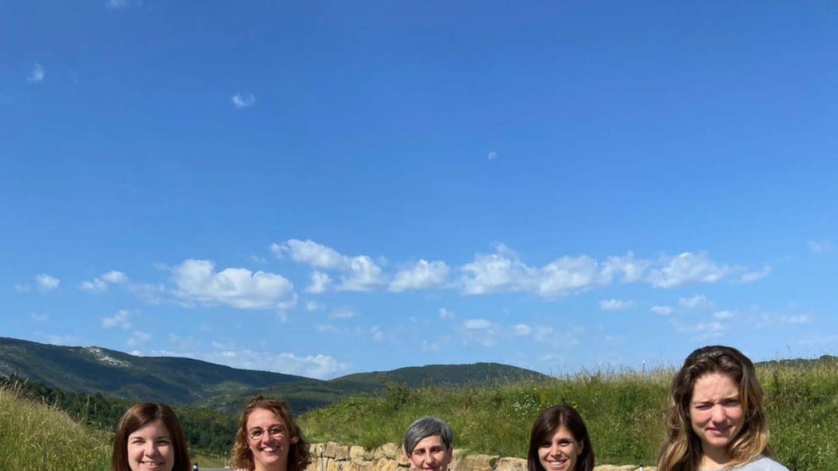 Sara Bailac, Inés Granollers, Carme Lostao, Marta Vilalta i Alidé Sans, ahir al port de Perves de l’Eix Pirinenc.