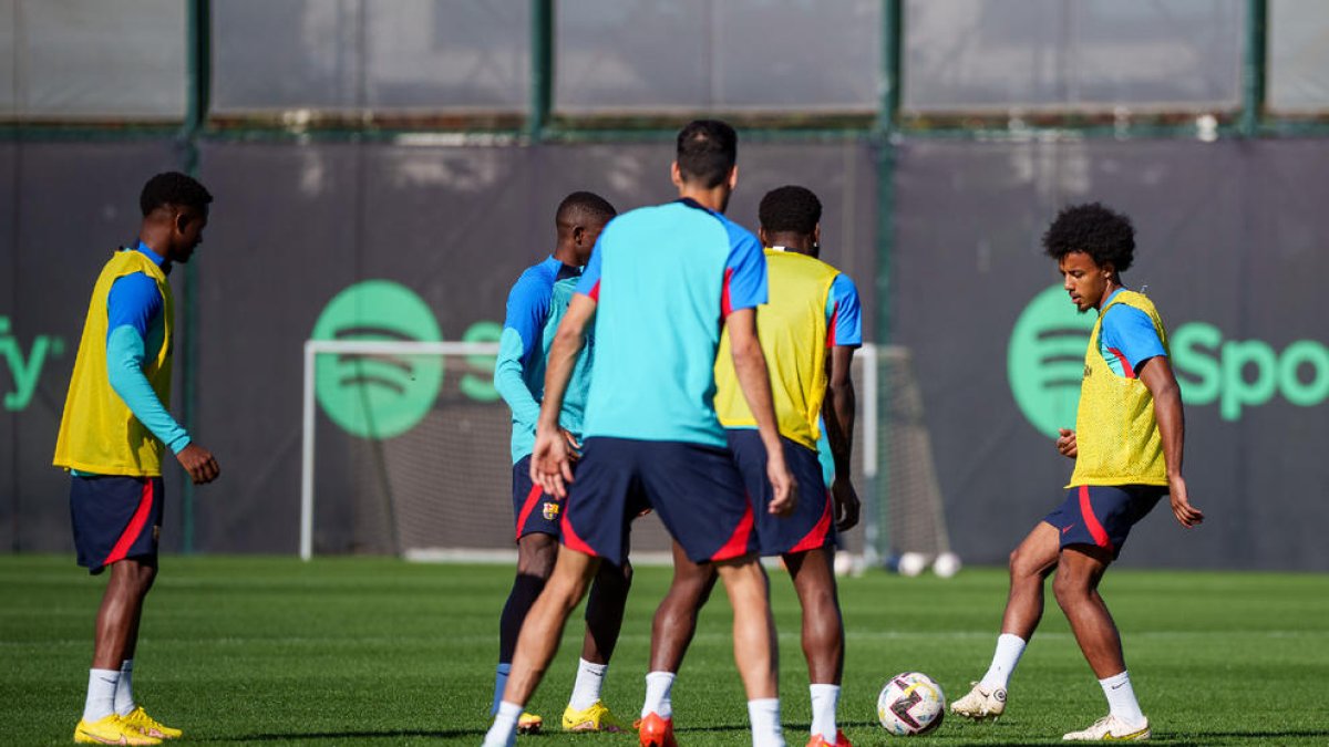 Jules Koundé fa una passada, ahir durant la sessió d’entrenament que va realitzar amb el grup.