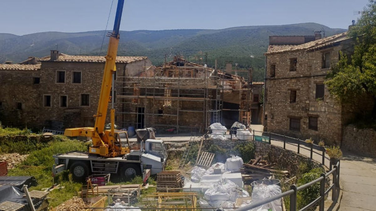 L’immoble que és rehabilitat al centre del poble.