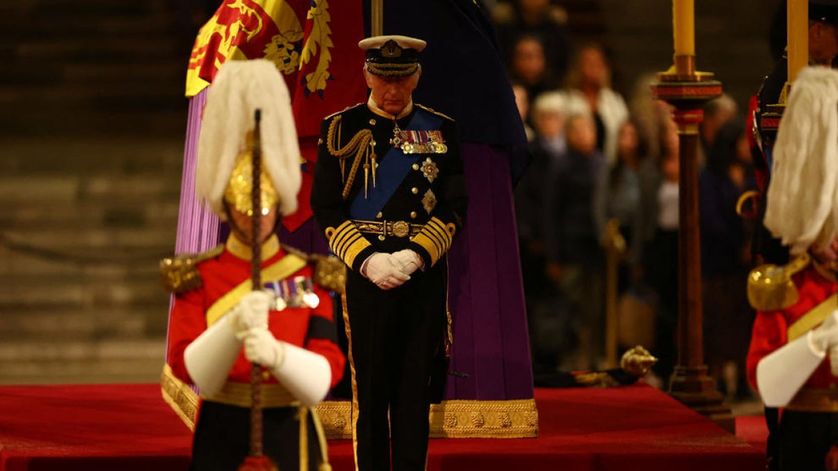 El rey Carlos III velando ayer el ataúd de su madre en Westminster.