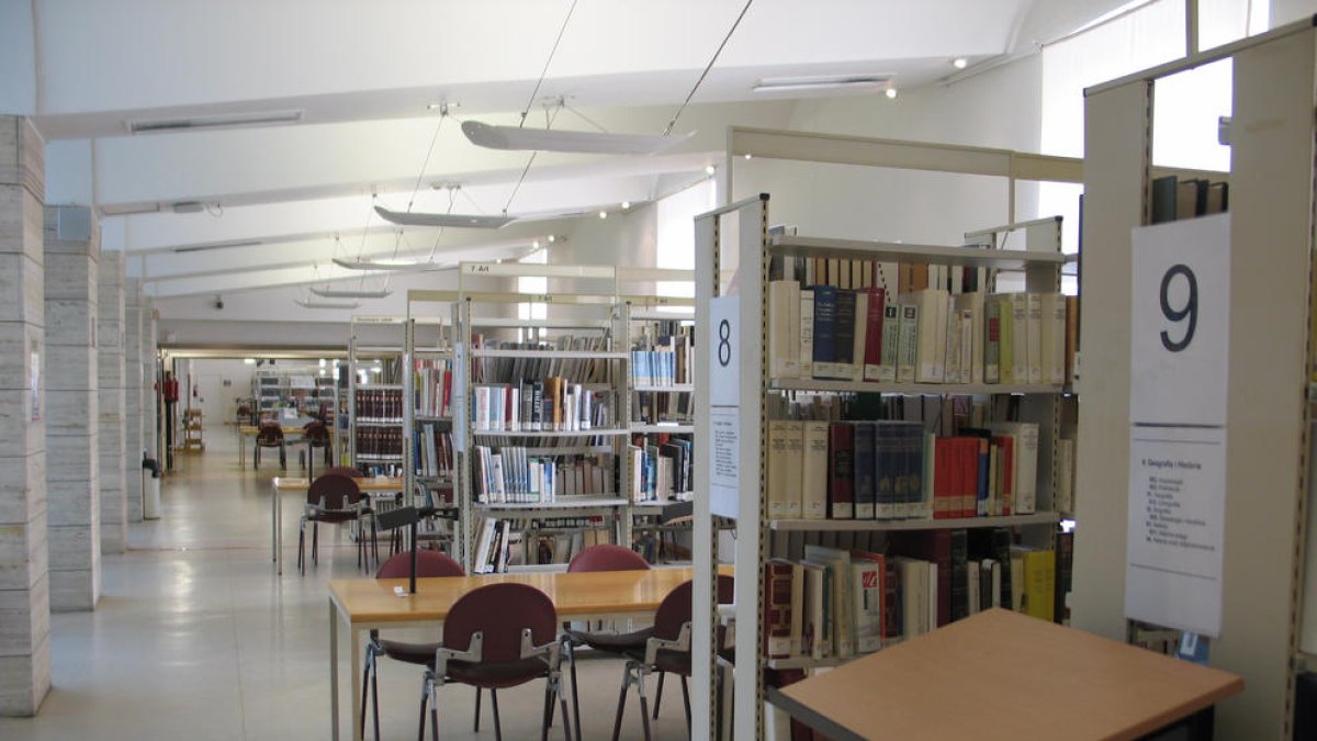 Vista de la sala de consulta i estudi del 2n pis abans de les obres.