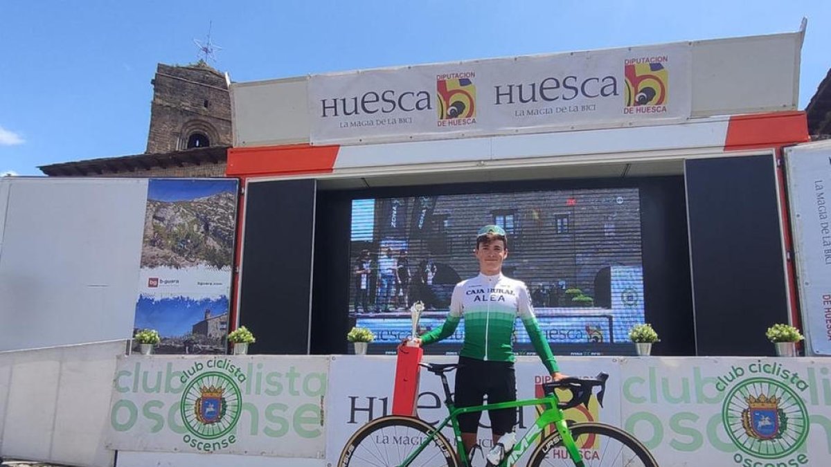 Jan Castellón, con su trofeo como tercer clasificado.