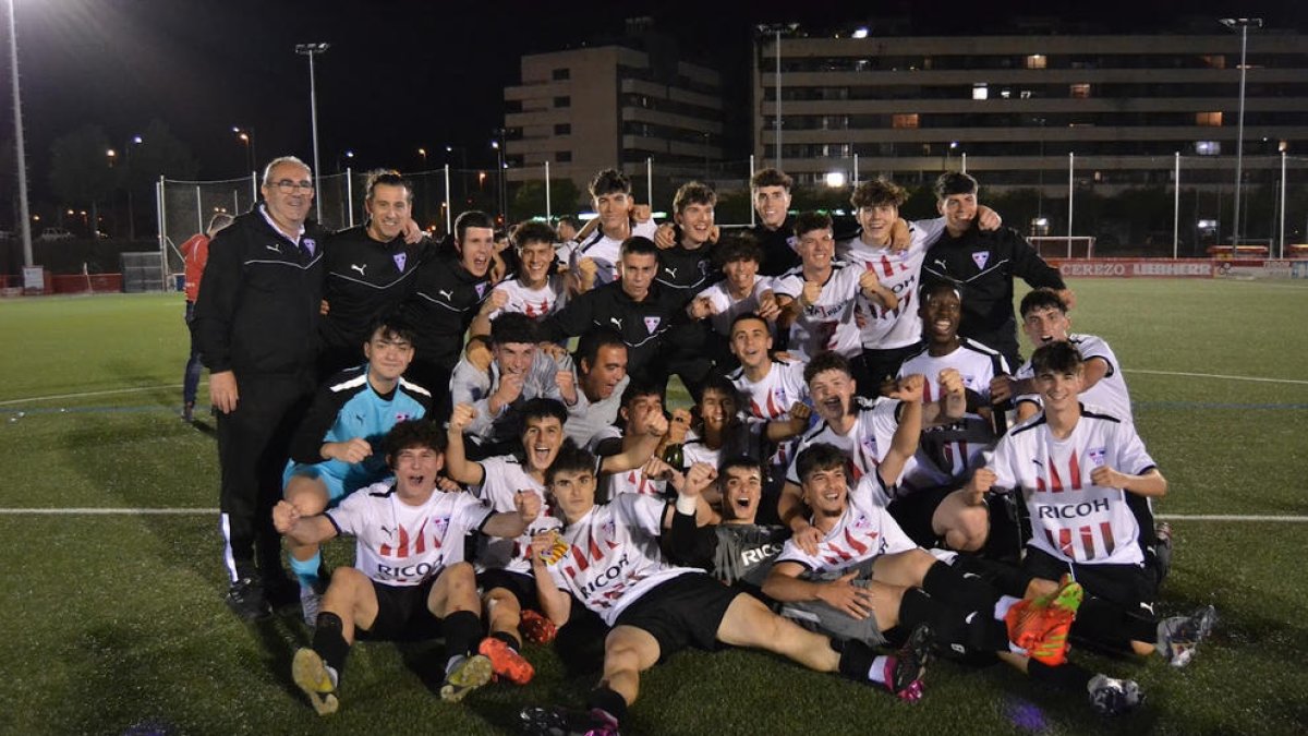 La plantilla de l’At. Segre celebra l’ascens a Nacional després de guanyar el Vilanova i la Geltrú.