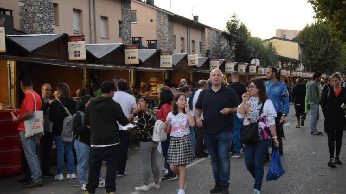 El certamen de La Seu abrió ayer sus puertas con decenas de visitantes. 